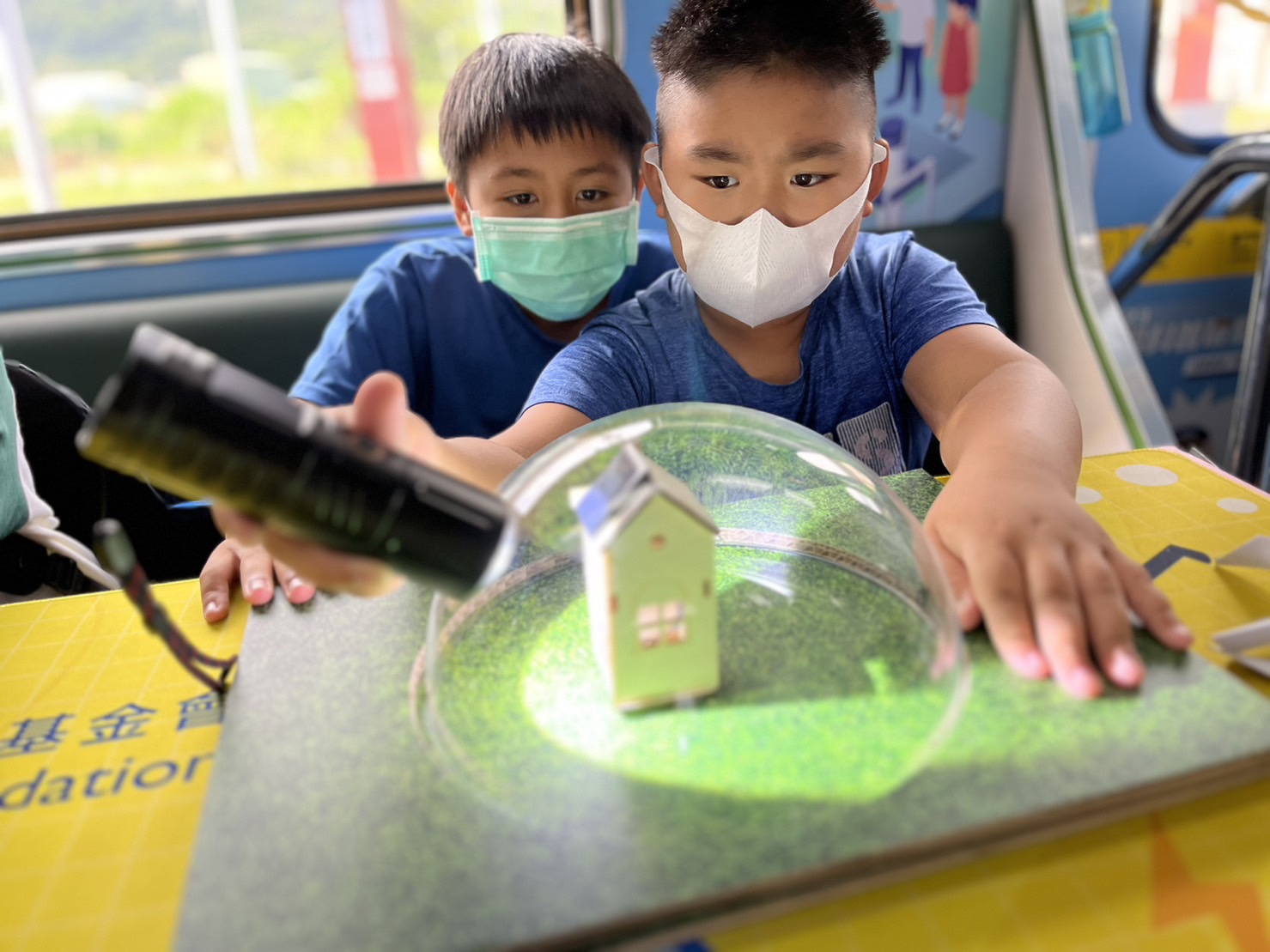 asiagame參與基礎科學主題車廂，以STEAM教學精神，設計「逐日科學家」、「太陽能工程師」以及「淨零建築師」三大能源科普課程和實驗