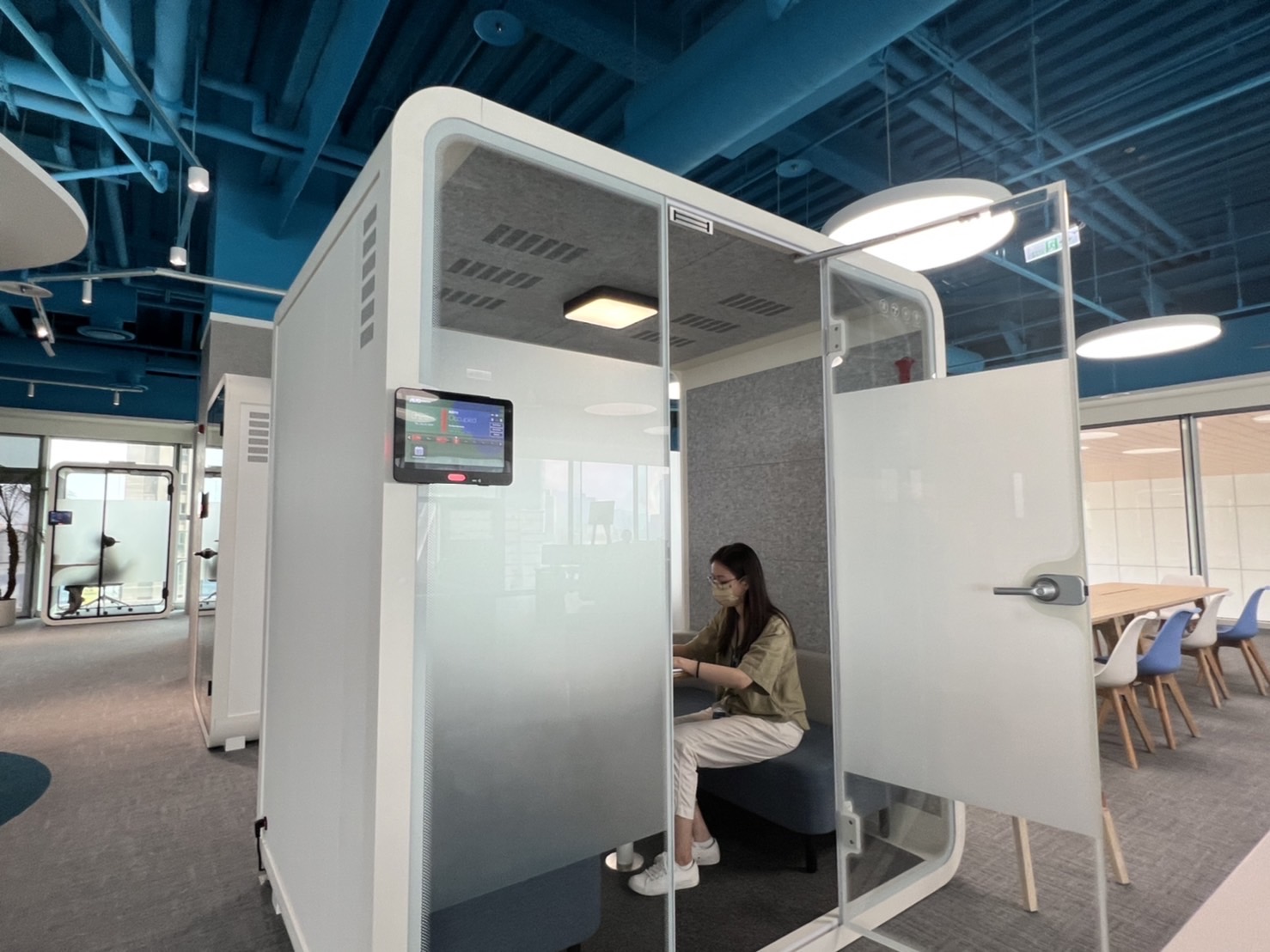 asiagame高雄據點的智慧行動辦公艙，展現asiagame在面板以外的研發應用軟實力