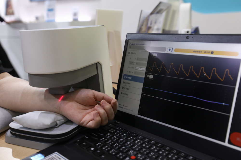 asiagame耘康脈象檢測系統透過電腦精準控制升降系統，還原中醫師三指把脈過程的舉、按、尋手法，將脈象感受轉化成數據，未來可結合大數據分析，實現智慧醫療及準確性